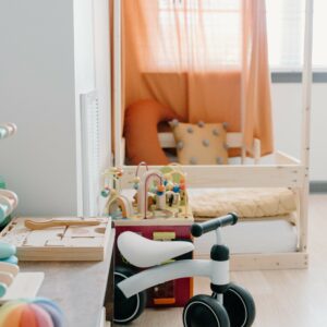 Chambre pour enfant avec meubles et jouets en bois
