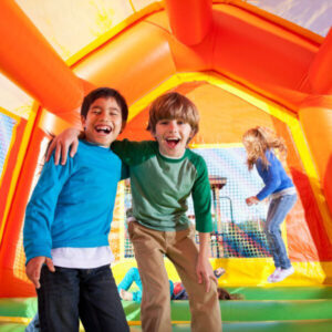 Enfants en train de jouer dans un château gonflable