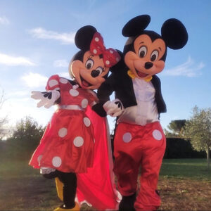 Mascottes de Mickey et Minnie dans un jardin