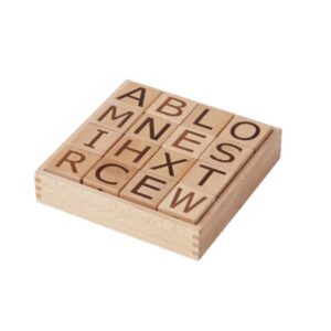 Jouet en bois avec des cubes gravés de lettres alphabétiques