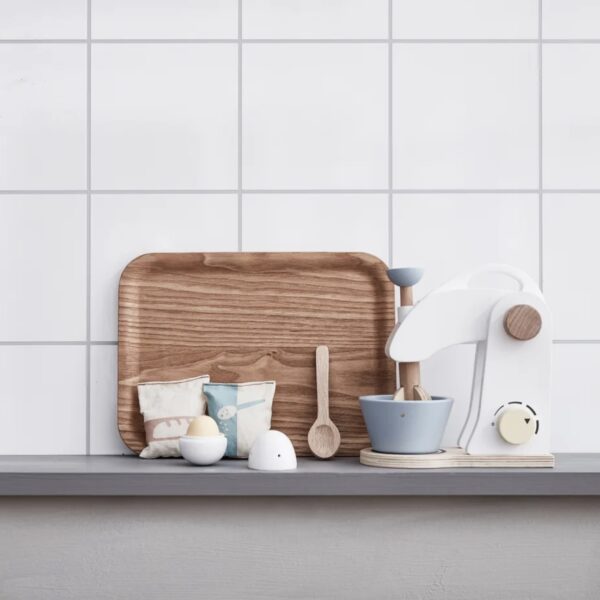 Jouet d'imitation en bois d'un robot culinaire avec ses ustensiles, la farine, un oeuf, un plateau, posé sur une étagère