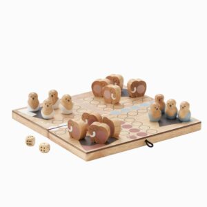Figurines animaux et dés en bois sur un plateau de jeux