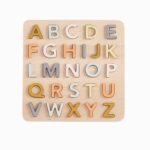 Jouet puzzle avec les lettres de l'alphabet colorées en bois