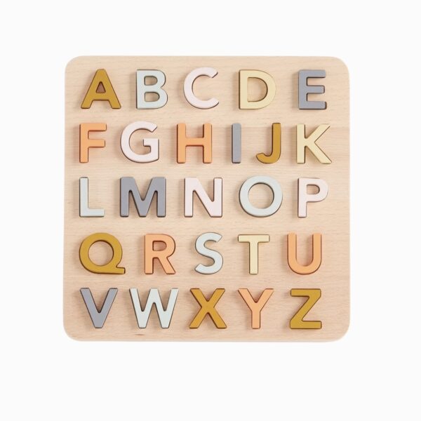 Jouet puzzle avec les lettres de l'alphabet colorées en bois