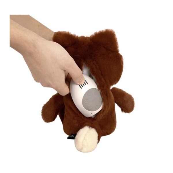 Peluche en forme de renard avec une télécommande rangée dans son dos par une main