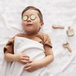 Enfant jouant avec des accessoires d'imitation en bois pour un soin SPA