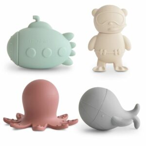 4 jouets pour le bain avec un plongeur blanc, une pieuvre rose, une baleine grise et un sous marin vert