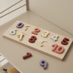 Jouet en bois avec des pièces colorées en forme de chiffres