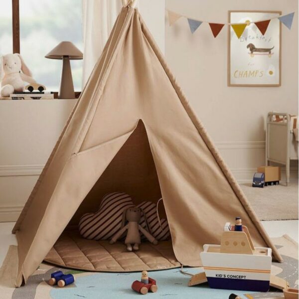 Tapis d'éveil beige rond matelassé placé dans une tente tipi pour enfant avec des jouets en bois