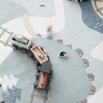 Jouet train en bois avec différents animaux sur un tapis de jeux