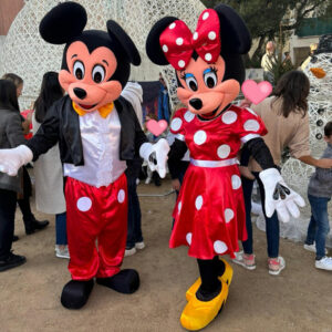 Les mascottes Mickey et Minnie qui se promènent dans un marché de Noël