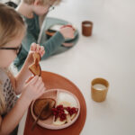 2 enfants en train de prendre leur petit déjeuner