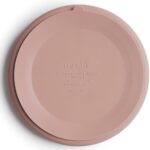 Dessous d'une assiette en silicone rose pour enfants