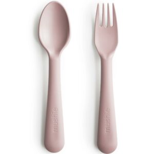 Une cuillère et une fourchette en plastique rose pour enfants