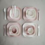 Ensemble de vaisselle en plastique rose et blanc pour enfants : assiettes, verres et couverts