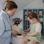 Une mère et sa fille découvrent le repas contenu dans une lunchbox écrue