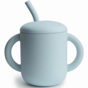 Une tasse bleue en silicone avec deux anses, une paille et un couvercle