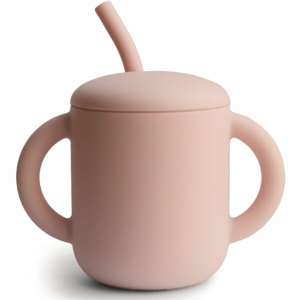 Une tasse rose en silicone avec deux anses, une paille et un couvercle