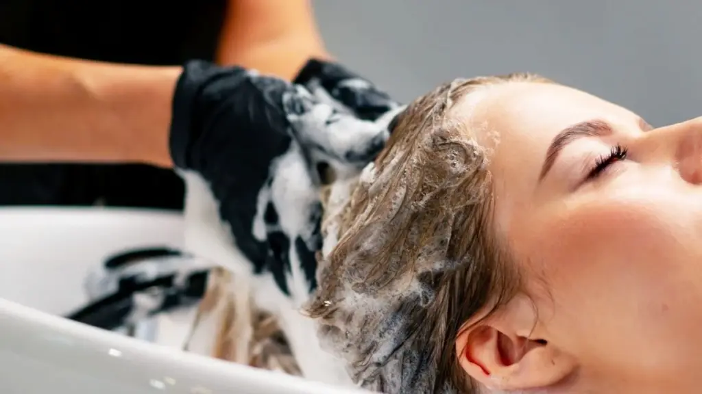 Cheveux colorés : l'erreur du shampoing rose qu'il faut éviter