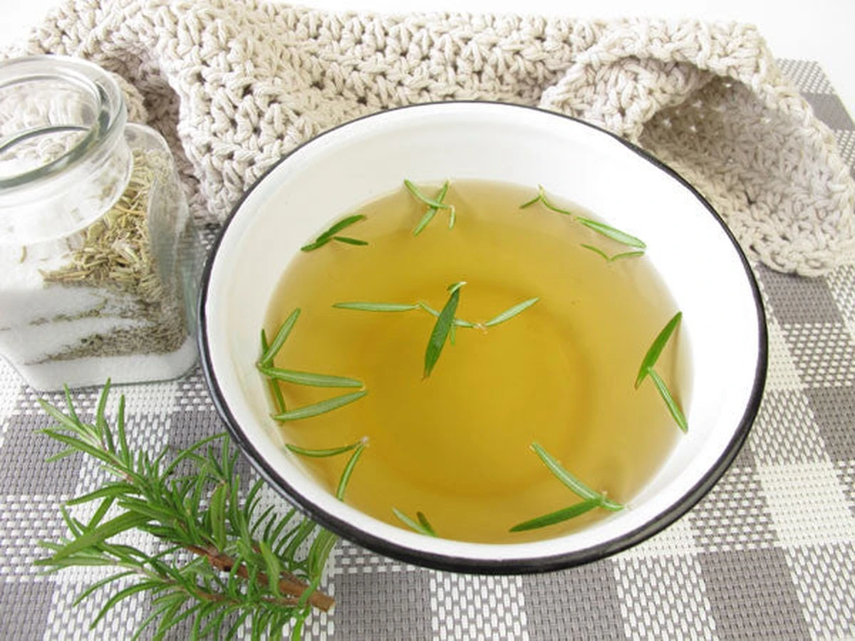 Le flacon de vinaigre blanc : l'astuce oubliée pour vos pieds - image 1