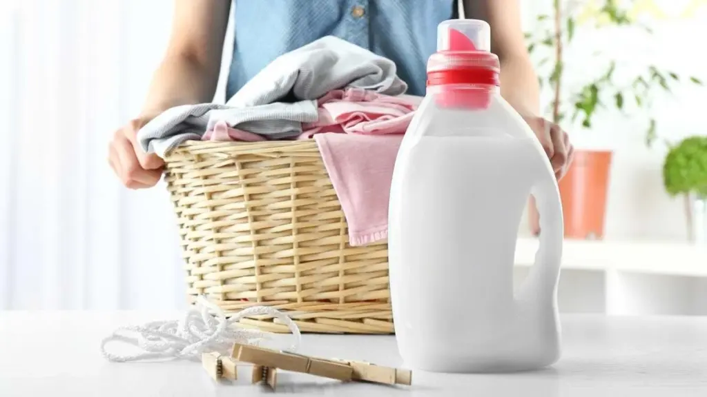 Le flacon vert de liquide vaisselle : l'astuce oubliée pour un linge impeccable