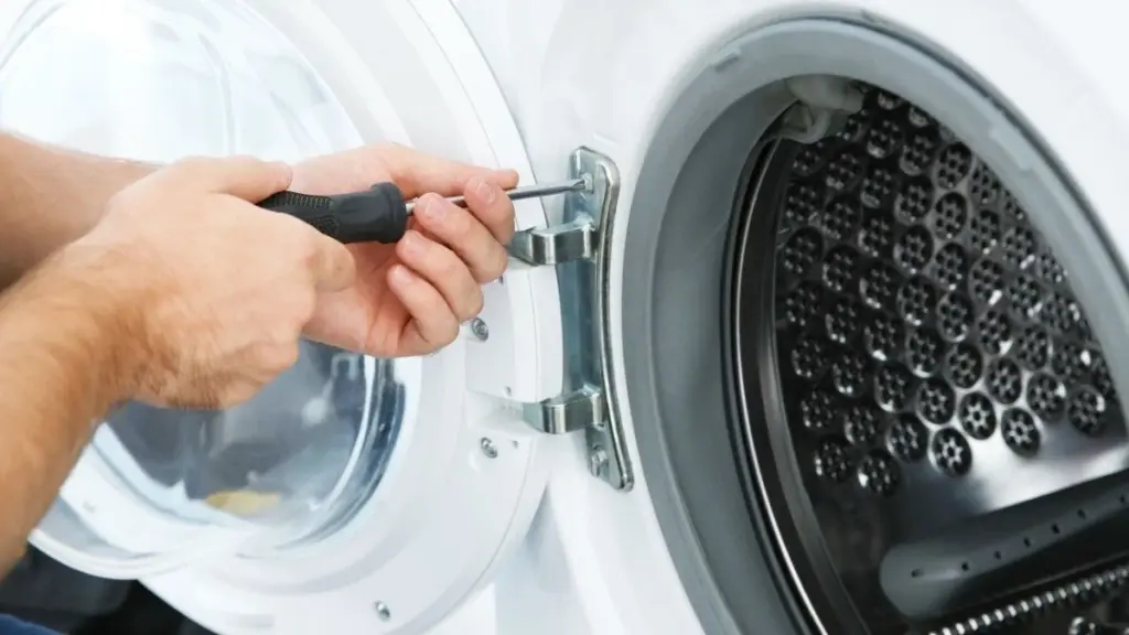 Le joint gris de votre lave-linge : l'erreur que 78% des Français commettent après la lessive