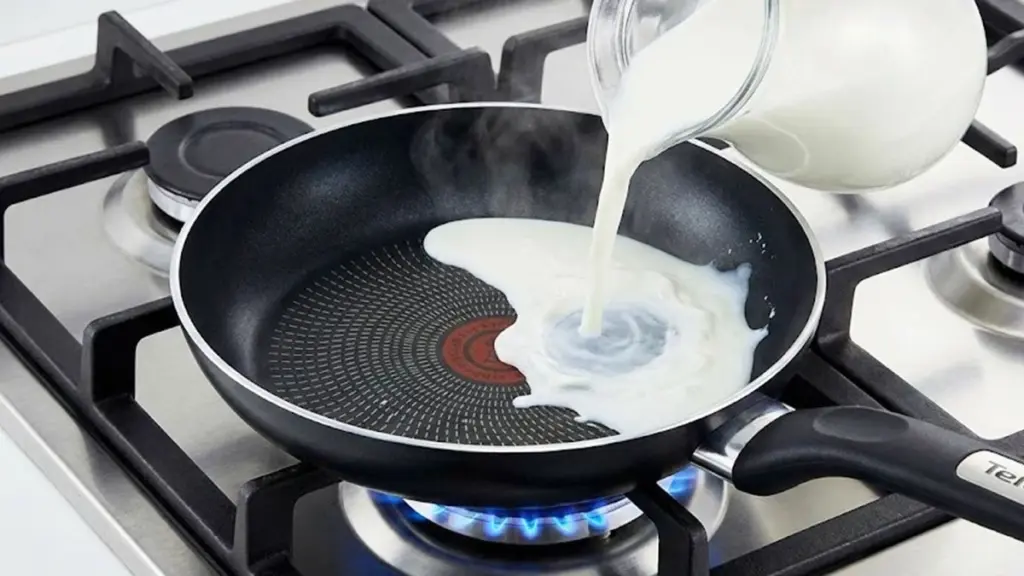 Pourquoi 92% des Français jettent leurs poêles trop tôt (l'astuce du lait)