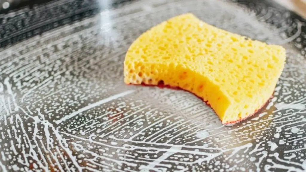 Pourquoi les experts placent désormais une éponge de cuisine dans leur congélateur