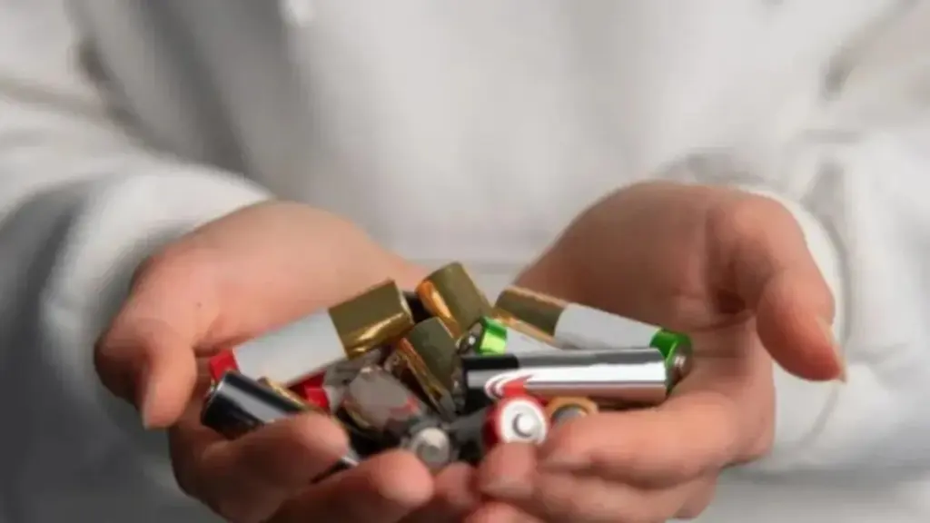 Pourquoi les experts conseillent de garder un stock de piles AA à la maison cet hiver