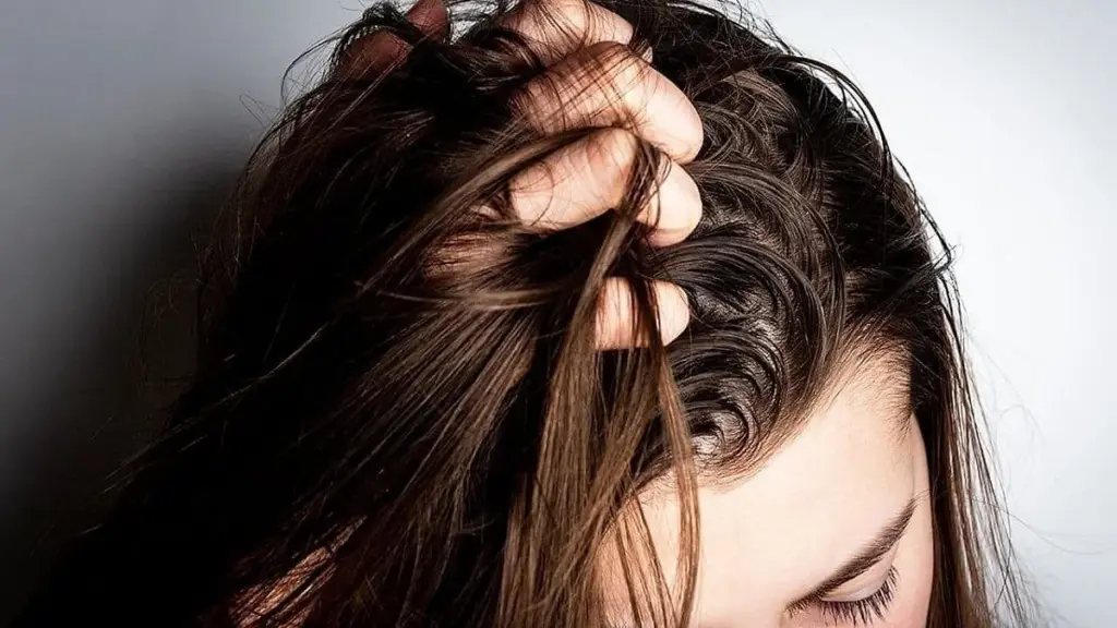 Pourquoi vos cheveux graissent dès le lendemain même si vous les lavez bien